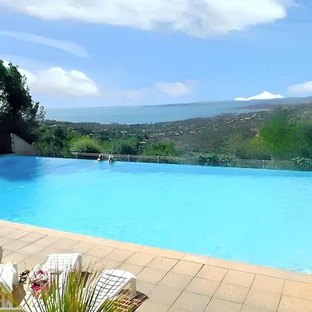 Apartment Vue Mer: Avec Piscine à *